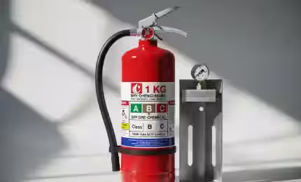 Extintor rojo portátil colocado junto a una guía de selección por tipo de negocio