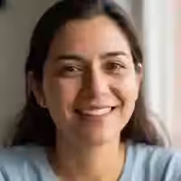 Retrato de María Fernanda López, gerente de administración que recomienda el mantenimiento anual de extintores